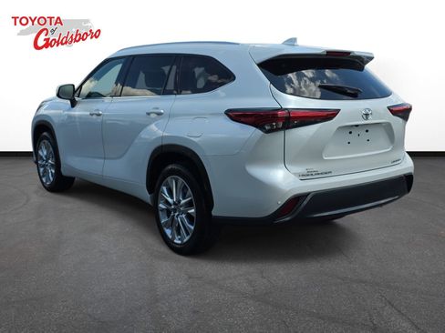 Used 2023 Toyota Highlander Limited FWD image 7