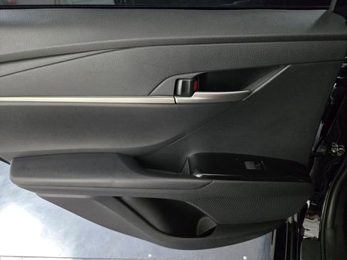 Used 2025 Toyota Camry SE image 18