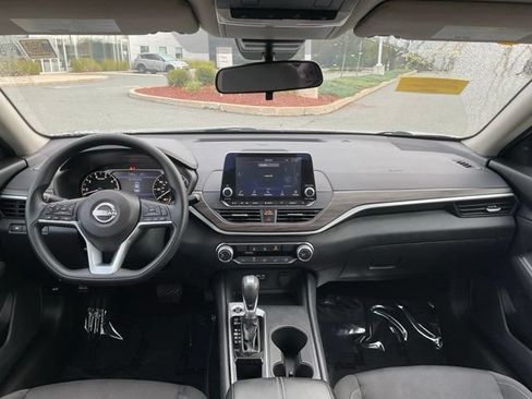Used 2025 Nissan Altima 2.5 SV FWD image 14