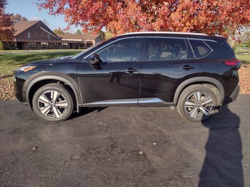 Used 2023 Nissan Rogue SL image 2