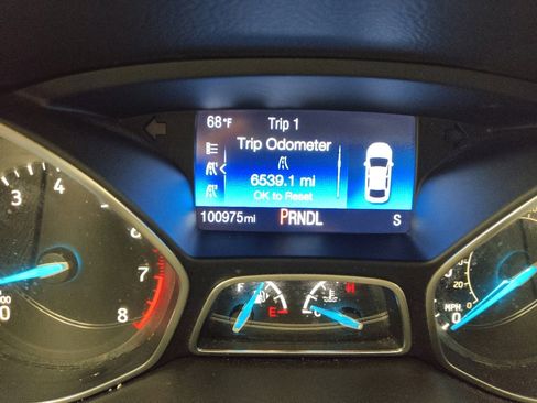 Used 2016 Ford Focus SE w/ SE Cold Weather Package FWD image 23