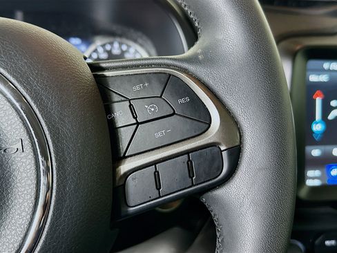 Used 2022 Jeep Renegade Latitude AWD/4WD image 17