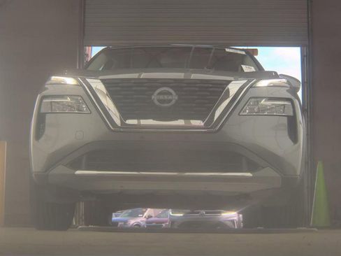 Used 2023 Nissan Rogue SV image 3