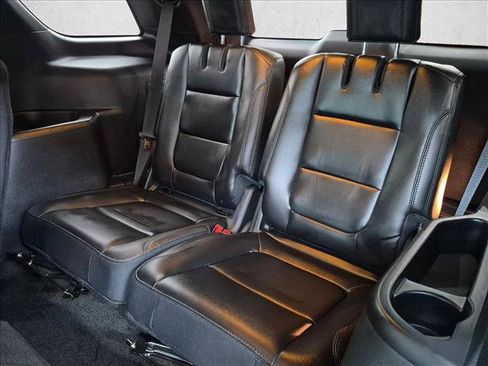 Used 2018 Ford Explorer XLT w/ Equipment Group 202A FWD image 19