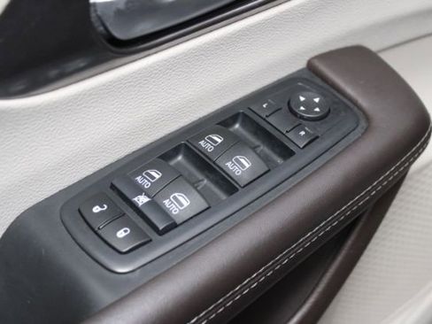 Used 2017 Chrysler Pacifica Touring-L Plus image 10