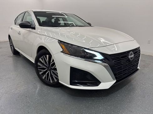 Used 2025 Nissan Altima 2.5 SV FWD image 3