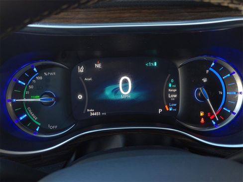 Used 2022 Chrysler Pacifica Limited image 26