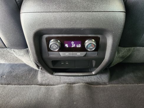 Used 2025 Chevrolet Traverse LT FWD image 32