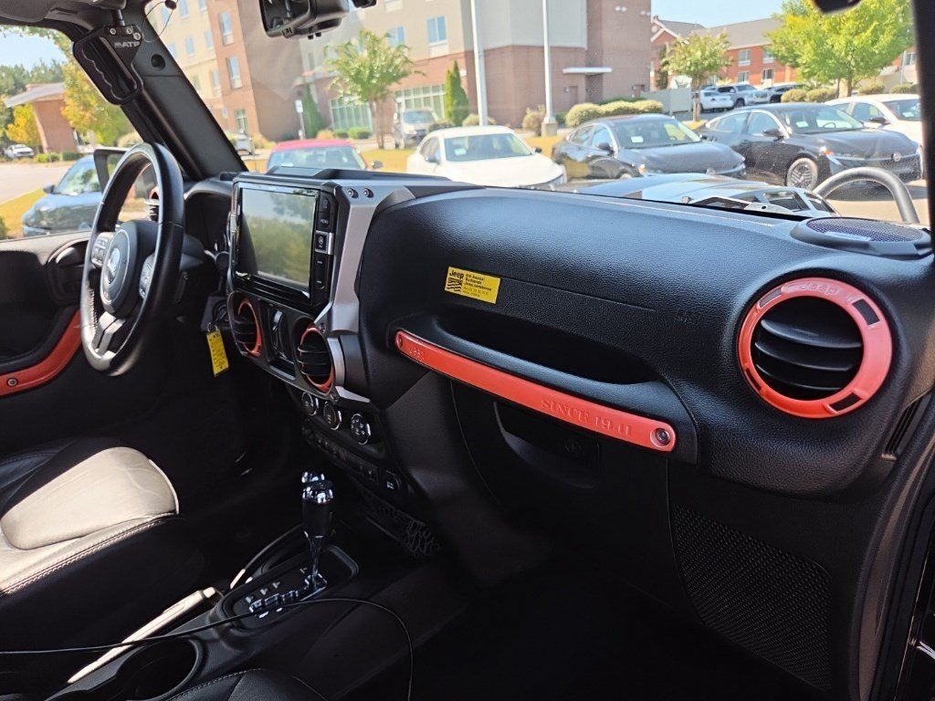 Used 2015 Jeep Wrangler Unlimited Rubicon w/ Connectivity Group AWD/4WD image 38