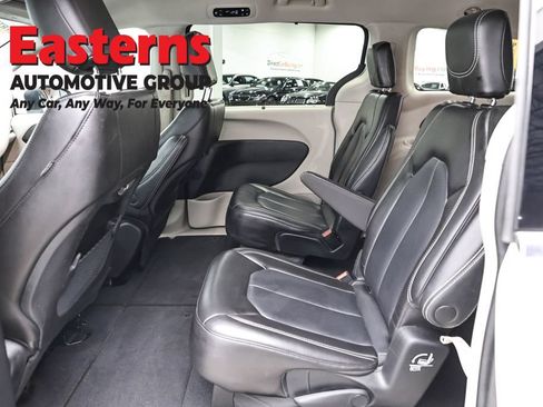 Used 2023 Chrysler Pacifica Touring-L FWD image 23