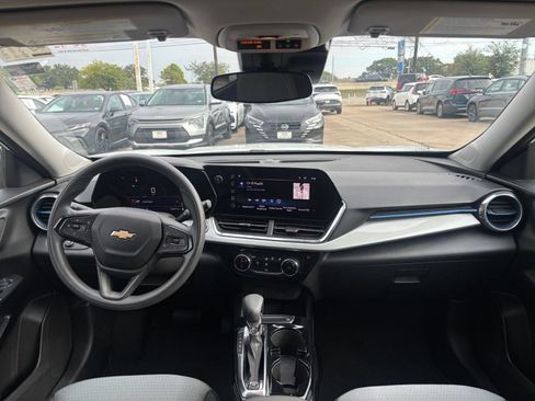 Used 2025 Chevrolet Trax LT FWD image 27