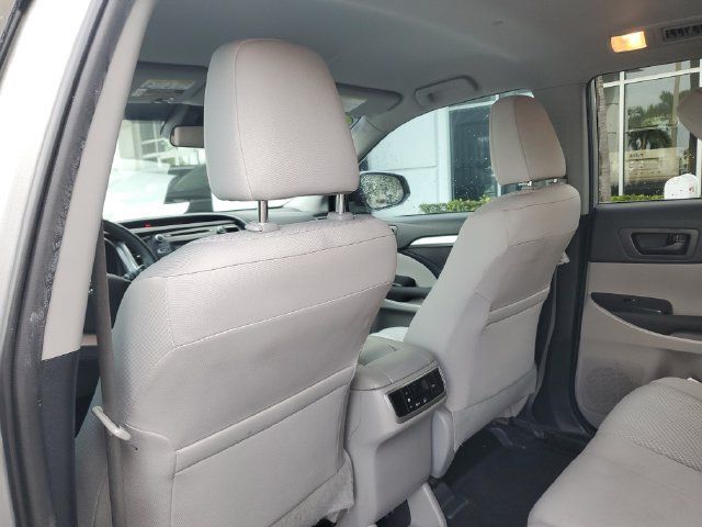 Used 2019 Toyota Highlander LE FWD image 10