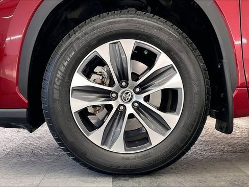 Used 2021 Toyota Highlander XLE image 8