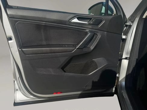 Used 2019 Volkswagen Tiguan SE w/ Panoramic Sunroof Package FWD image 12