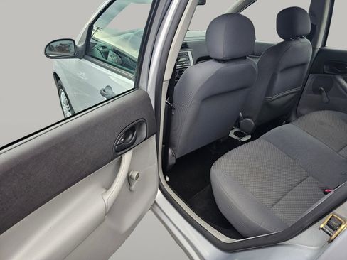 Used 2005 Ford Focus ZX5 Hatchback image 19