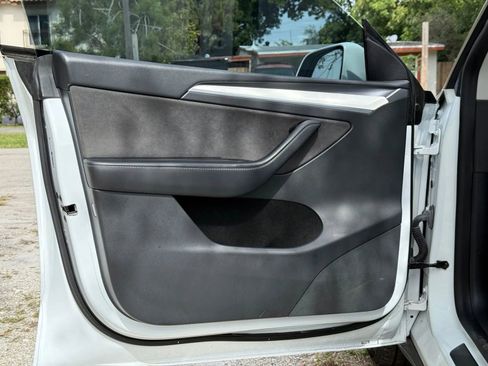 Used 2022 Tesla Model Y Long Range image 9