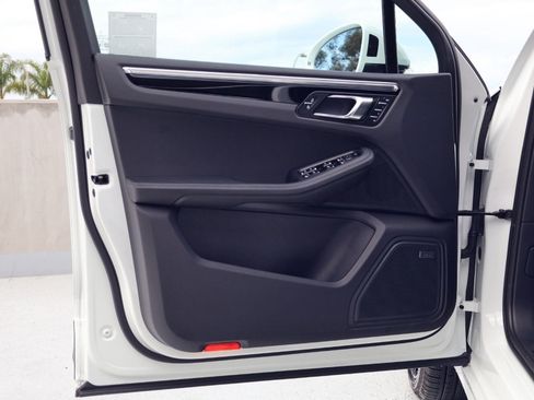 Certified 2025 Porsche Macan image 13