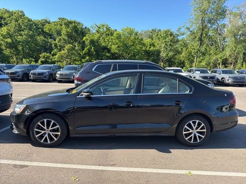 Used 2017 Volkswagen Jetta SE FWD image 2