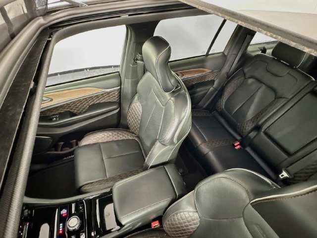Used 2025 Jeep Grand Cherokee Summit w/ Obsidian Package AWD/4WD image 26