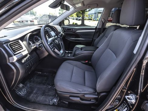 Used 2019 Toyota Highlander LE AWD/4WD image 12