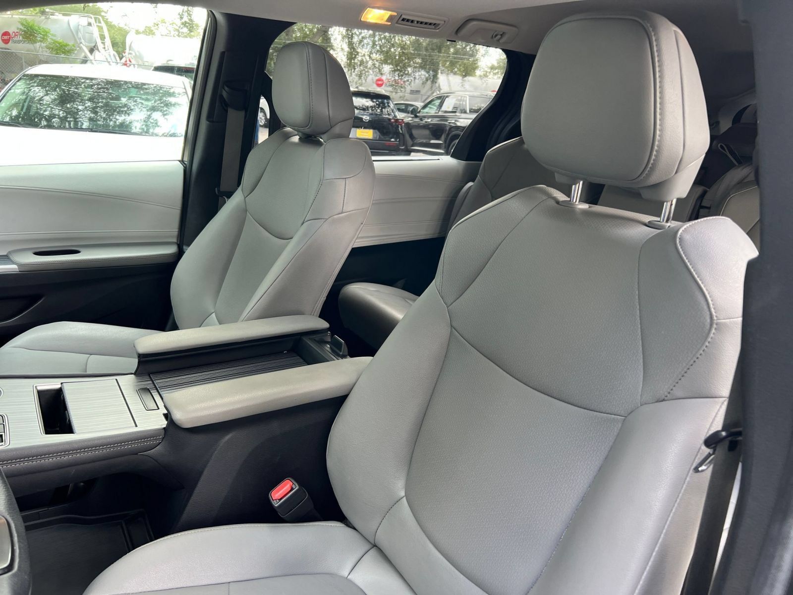 Used 2025 Toyota Sienna XLE FWD image 40