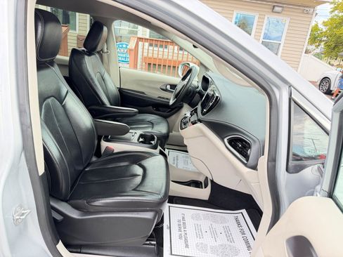 Used 2022 Chrysler Pacifica Touring-L FWD image 49