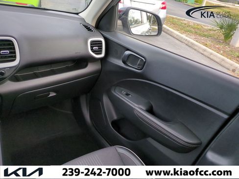 Used 2022 Hyundai Venue Limited image 16