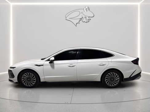 Used 2025 Hyundai Sonata Limited FWD image 2