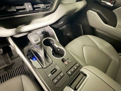 Used 2022 Toyota Highlander XLE image 26