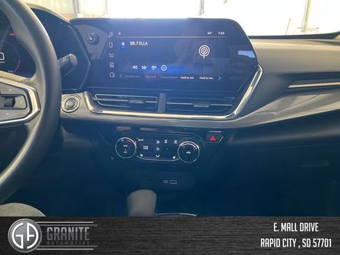 Used 2025 Chevrolet Trax ACTIV w/ Sunroof Package image 18