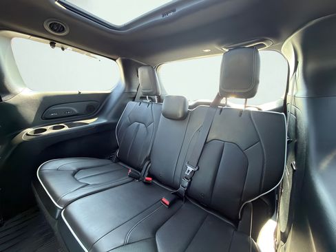 Used 2020 Chrysler Pacifica Limited FWD image 25