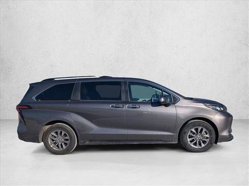Used 2024 Toyota Sienna XLE image 4