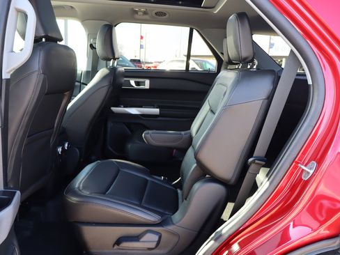 Used 2022 Ford Explorer XLT w/ Equipment Group 202A image 11