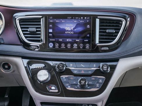 Used 2017 Chrysler Pacifica Limited w/ UConnect Theater Package FWD image 12