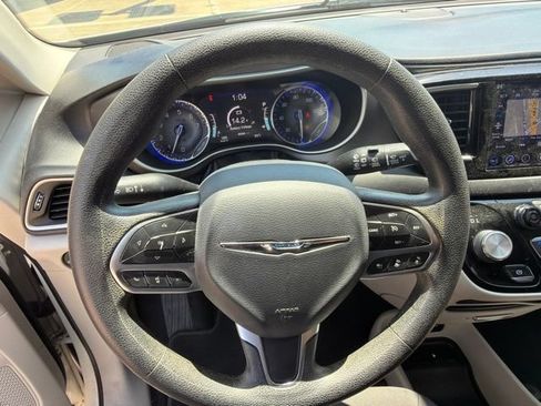 Used 2020 Chrysler Pacifica Touring w/ Advanced Safetytec Group FWD image 12