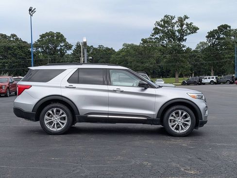 Used 2024 Ford Explorer XLT w/ Equipment Group 202A AWD/4WD image 8