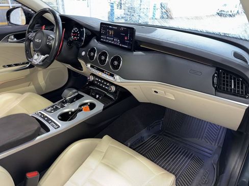 Used 2022 Kia Stinger GT2 image 18