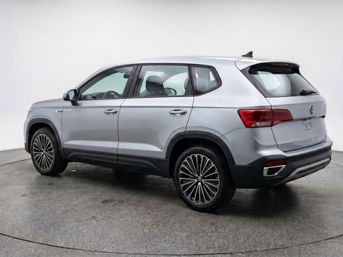 Used 2025 Volkswagen Taos SE image 6