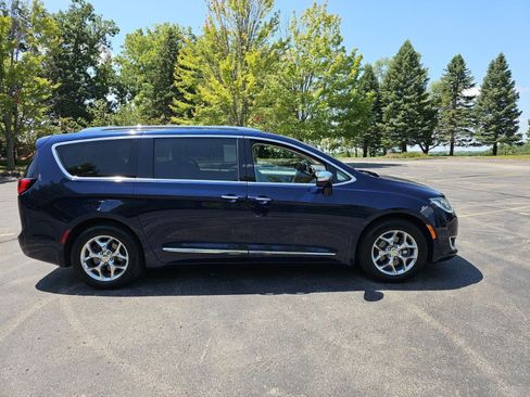 Used 2017 Chrysler Pacifica Limited w/ Advanced Safetytec Group FWD image 7