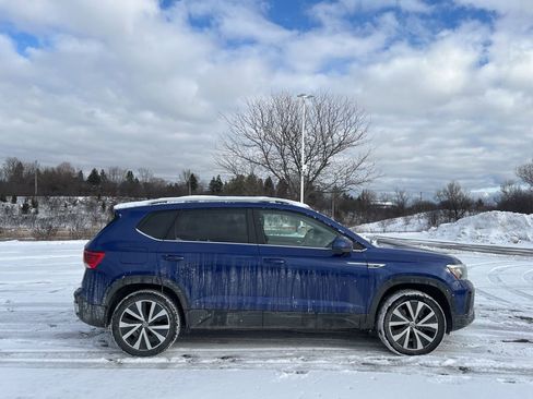 Used 2024 Volkswagen Taos SE image 3