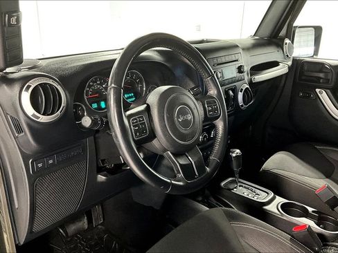 Used 2016 Jeep Wrangler Unlimited Rubicon w/ Connectivity Group image 16