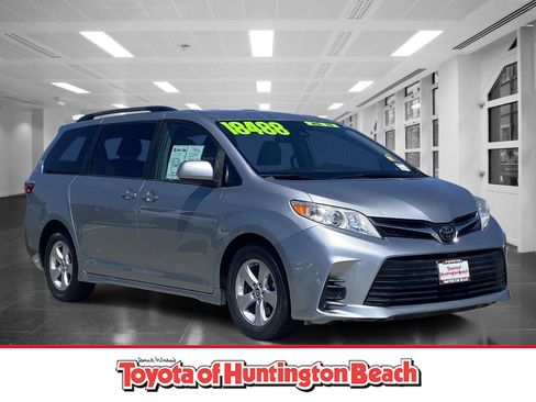 Used 2019 Toyota Sienna LE w/ Carpet Mat Package FWD image 1