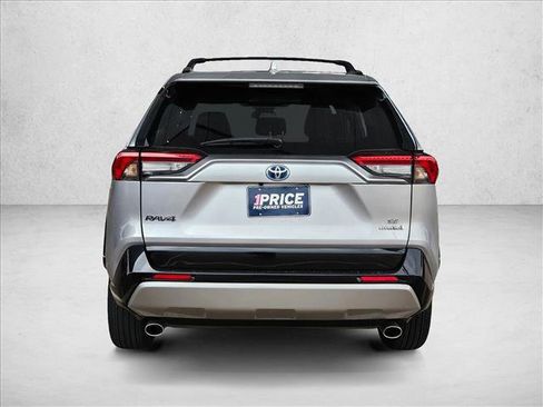 Used 2022 Toyota RAV4 SE image 6