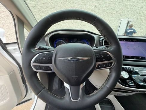 Used 2022 Chrysler Pacifica Touring-L FWD image 29