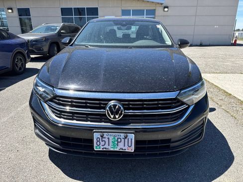 Used 2024 Volkswagen Jetta SE FWD image 2