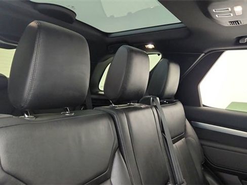 Used 2020 Land Rover Discovery Landmark image 25