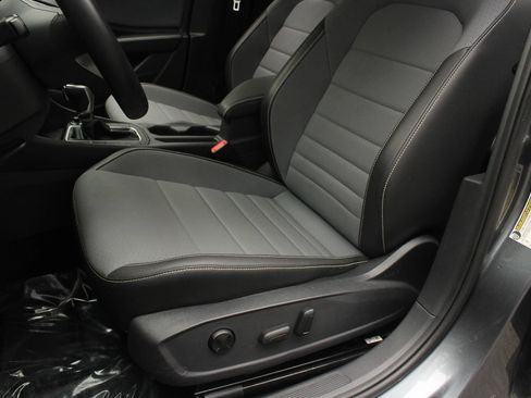 Used 2025 Volkswagen Jetta SE FWD image 17