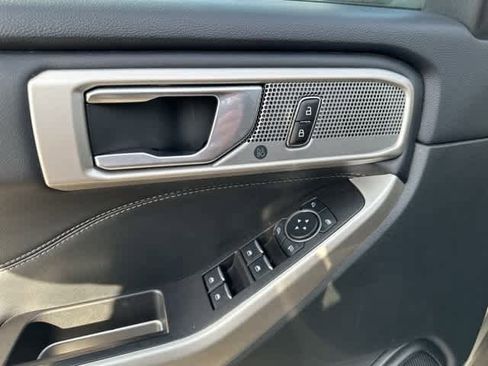 Used 2023 Ford Explorer Limited image 11