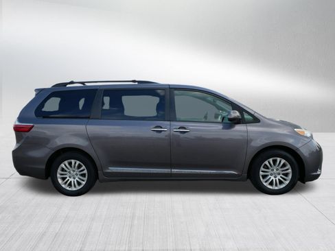 Used 2015 Toyota Sienna XLE w/ XLE Navigation Package FWD image 8