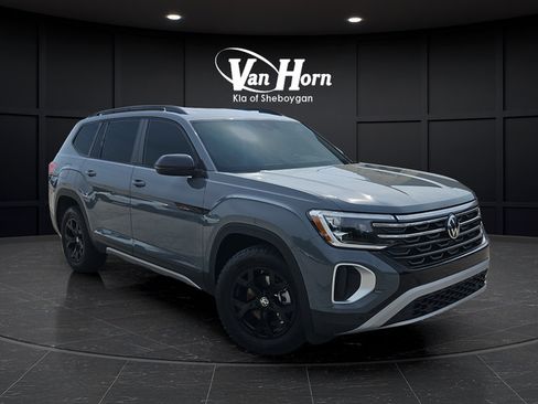 Used 2024 Volkswagen Atlas Peak Edition SE AWD/4WD image 2